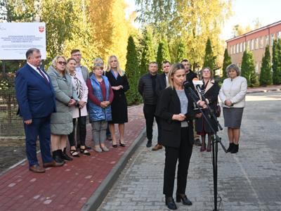 zdjęcie wszystkich obecnych na konferencji przy odbiorze