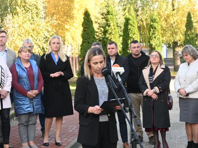 zdjęcie wszystkich obecnych na konferencji przy odbiorze