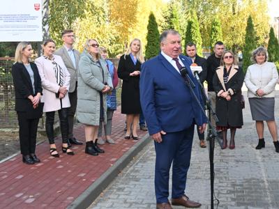 zdjęcie wszystkich obecnych na konferencji przy odbiorze