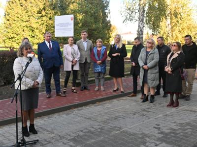 zdjęcie wszystkich obecnych na konferencji przy odbiorze