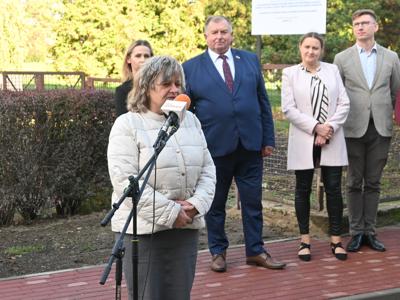 zdjęcie wszystkich obecnych na konferencji przy odbiorze
