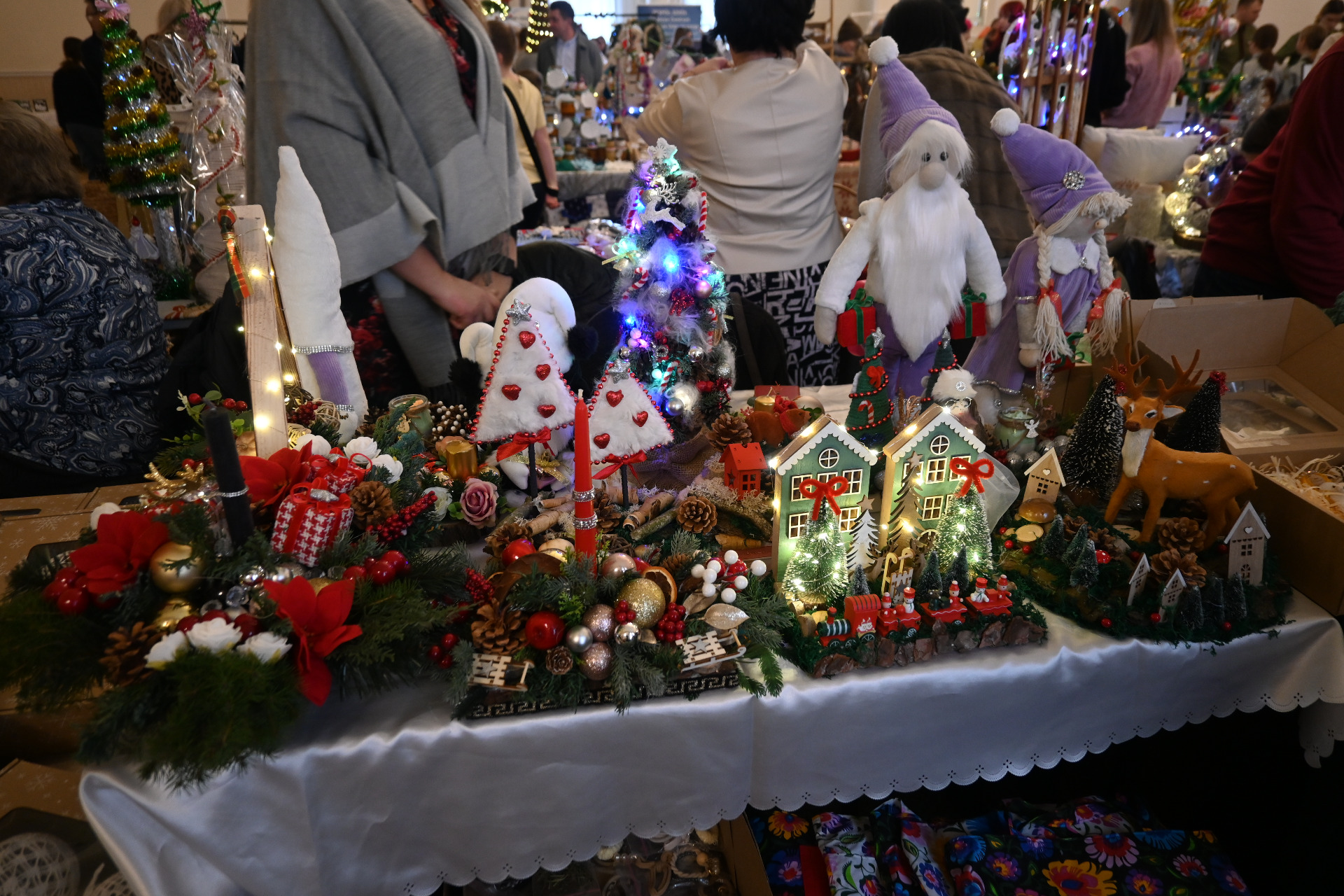 stoisko kiermaszowe z osdobami bożonarodzeniowymi