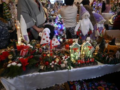 stoisko kiermaszowe z osdobami bożonarodzeniowymi