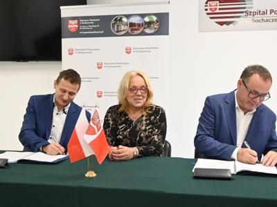 zdjęcie z podpisania umowy