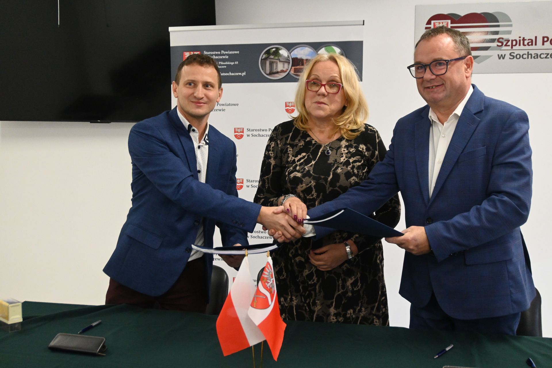 zdjęcie z podpisania umowy