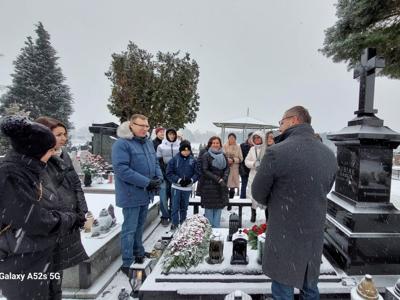 Zdjęcie przy grobie śp starosty