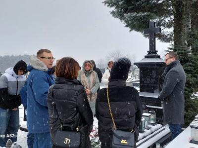 Zdjęcie przy grobie śp starosty