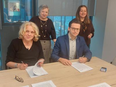 Zdj. z podpisania umów