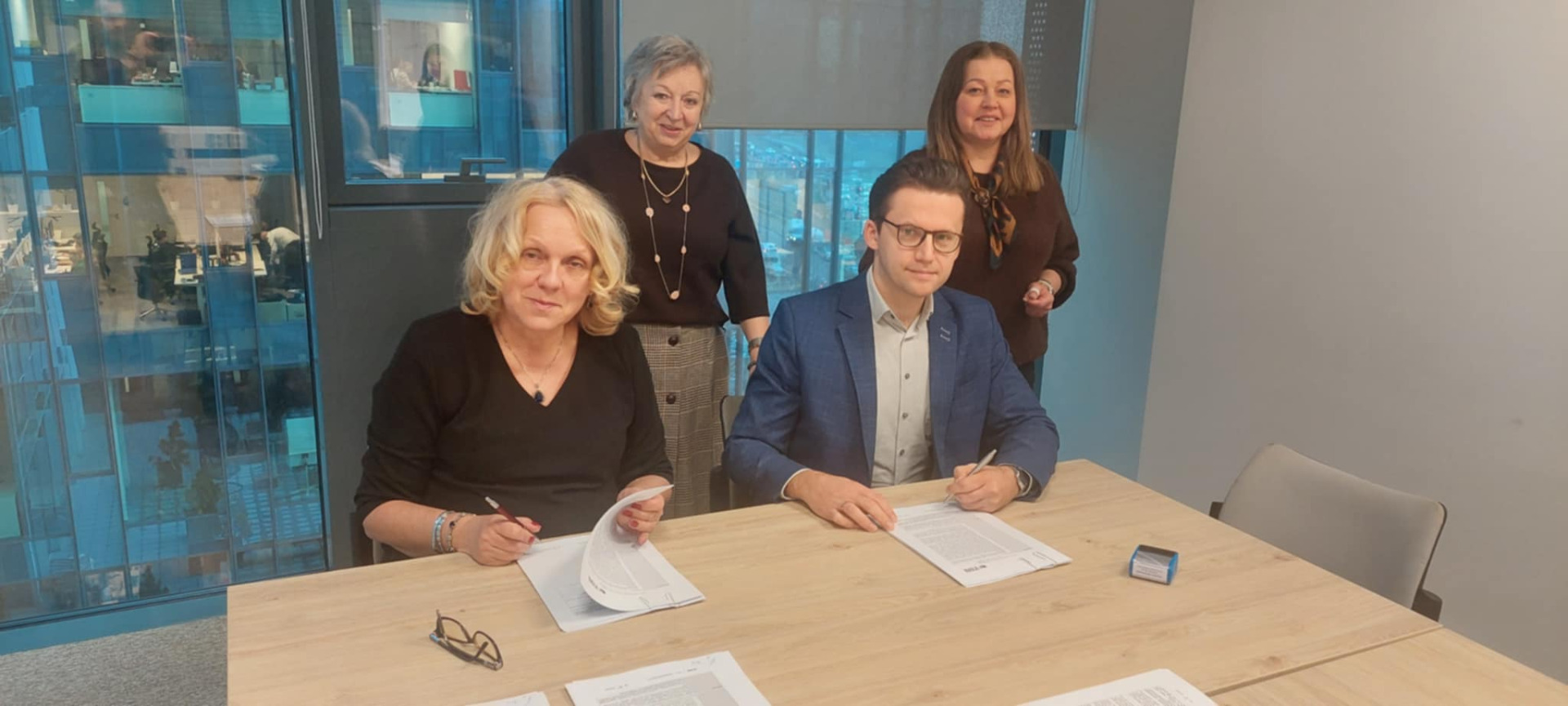 Zdj. z podpisania umów