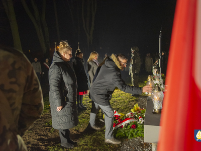 Zdjęcie z odsłonięcia pomnika