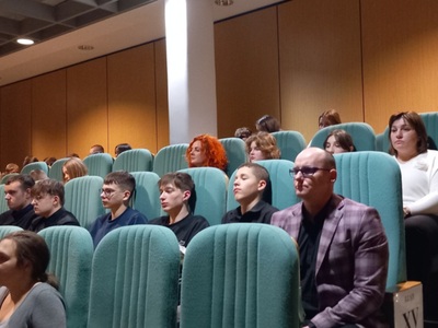 Zdjęcie z koncertu poetycko-muzycznego poświęconego osobie i twórczości ks. Janusza St. Pasierba. 
