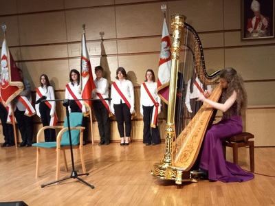 Zdjęcie z koncertu poetycko-muzycznego poświęconego osobie i twórczości ks. Janusza St. Pasierba. 
