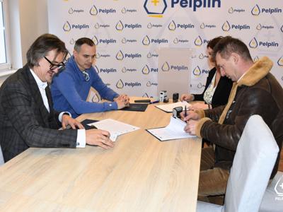 zdjęcie z podpisania umowy na modernizację zbiornika retencyjnego w Pomyjach