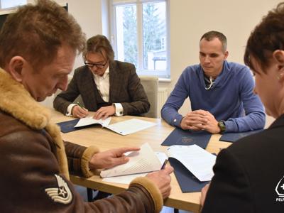 zdjęcie z podpisania umowy na modernizację zbiornika retencyjnego w Pomyjach