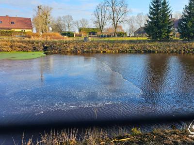 zdjęcie z podpisania umowy na modernizację zbiornika retencyjnego w Pomyjach