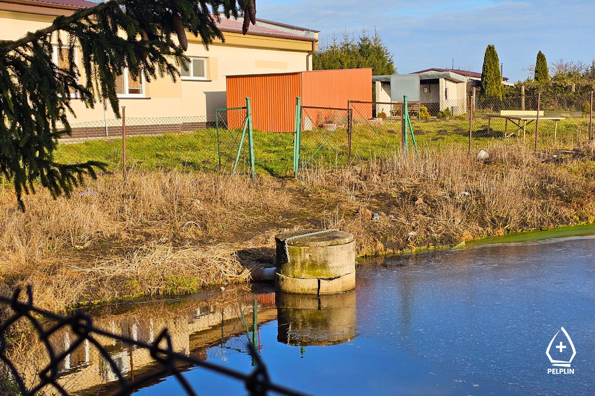 zdjęcie z podpisania umowy na modernizację zbiornika retencyjnego w Pomyjach