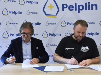 zdjęcie z uroczystości podpisania umów 