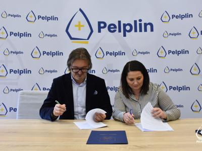 zdjęcie z uroczystości podpisania umów 
