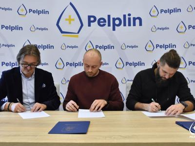 zdjęcie z uroczystości podpisania umów 