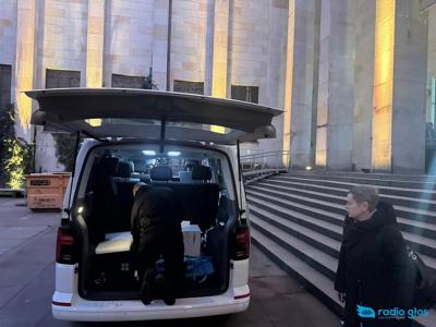 Zdjęcie ukazujące transport pelplińskiej Biblii Gutenberga do Warszawy 