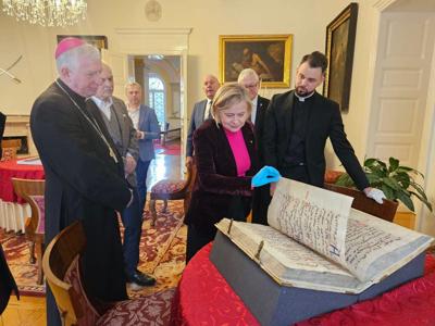 Zdjęcie z wizyty Wiceminister Kultury i Dziedzictwa Narodowego w Pelplinie