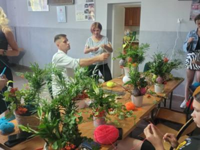 zdjęcie z ekologicznych warsztatów upcyklingowych w Gminie Pelplin