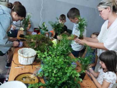 zdjęcie z ekologicznych warsztatów upcyklingowych w Gminie Pelplin