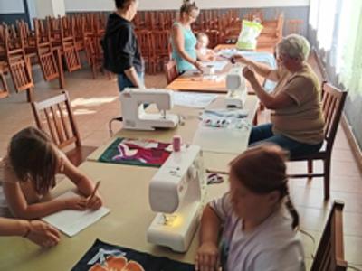 zdjęcie z ekologicznych warsztatów upcyklingowych w Gminie Pelplin