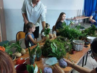 zdjęcie z ekologicznych warsztatów upcyklingowych w Gminie Pelplin
