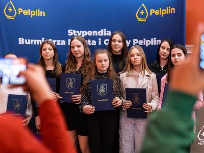zdjęcie z uroczystości wręczenia stypendiów Burmistrza Miasta i Gminy Pelplin   