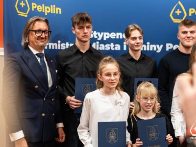 zdjęcie z uroczystości wręczenia stypendiów Burmistrza Miasta i Gminy Pelplin   