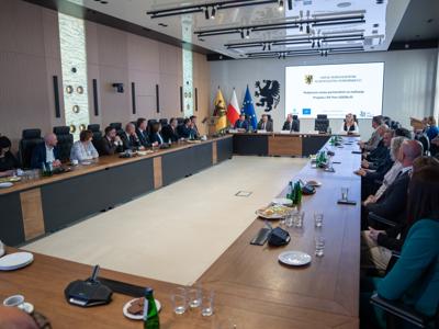 Zdjęcie z podpisania umów partnerskich w ramach strategicznego projektu „LIFE Pom GOZilla.PL 