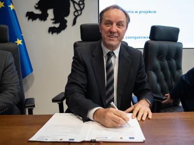 Zdjęcie z podpisania umów partnerskich w ramach strategicznego projektu „LIFE Pom GOZilla.PL 