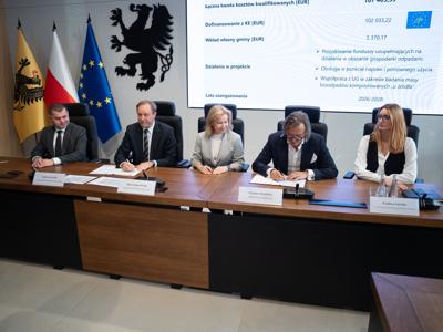 Zdjęcie z podpisania umów partnerskich w ramach strategicznego projektu „LIFE Pom GOZilla.PL 
