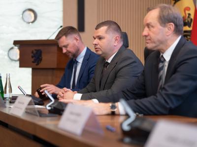 Zdjęcie z podpisania umów partnerskich w ramach strategicznego projektu „LIFE Pom GOZilla.PL 
