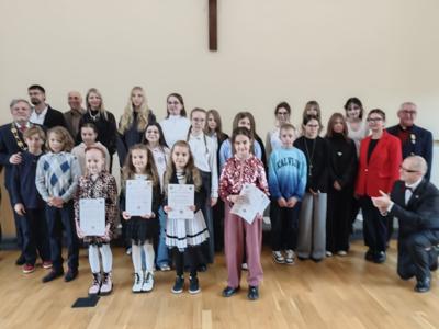 zdjęcie z gali laureatów konkursu plastycznego