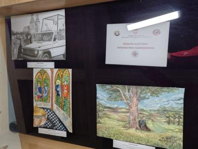 zdjęcie z gali laureatów konkursu plastycznego