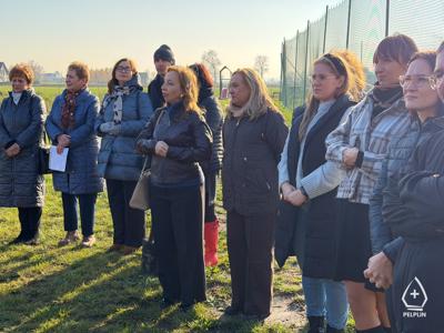 zdjęcie z sadzenie alei drzew owocowych.