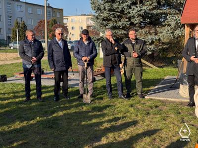 zdjęcie z sadzenie alei drzew owocowych.