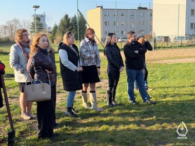 zdjęcie z sadzenie alei drzew owocowych.