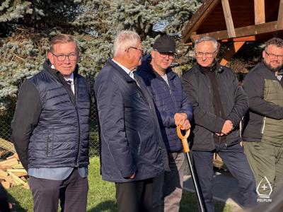 zdjęcie z sadzenie alei drzew owocowych.