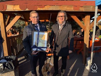 zdjęcie z sadzenie alei drzew owocowych.