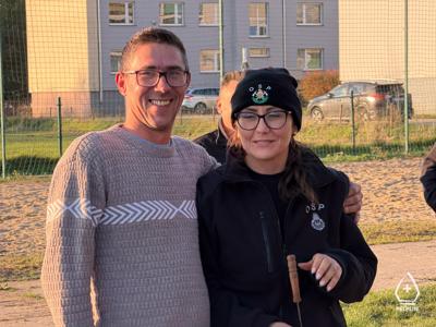 zdjęcie z sadzenie alei drzew owocowych.