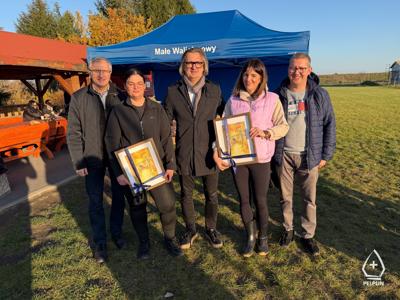 zdjęcie z sadzenie alei drzew owocowych.