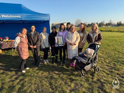 zdjęcie z sadzenie alei drzew owocowych.