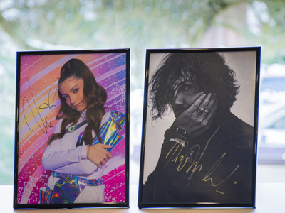 Zdjęcia z autografem gwiazd: Piotra Cugowskiego - polskiego muzyka, wokalisty; Viki Gabor – polskiej piosenkarki, finalistki drugiej edycji The Voice Kids, zwyciężczyni 17. Konkursu Piosenki Eurowizji dla Dzieci