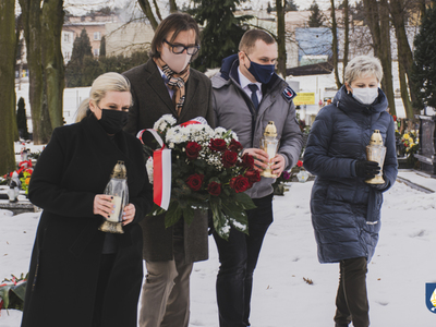 Złożenie kwiatów przy grobie Stefana Łaszewskiego 