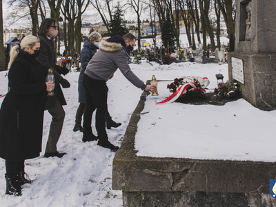Złożenie kwiatów przy grobie Stefana Łaszewskiego 