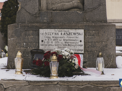 Złożenie kwiatów przy grobie Stefana Łaszewskiego 