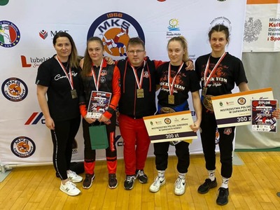 Na zdjęciu medalistki: Agata Kazimierczak, Patrycja Strzelczyk i Magdalena Głodek oraz trenerzy Natalia i Adam Blok 